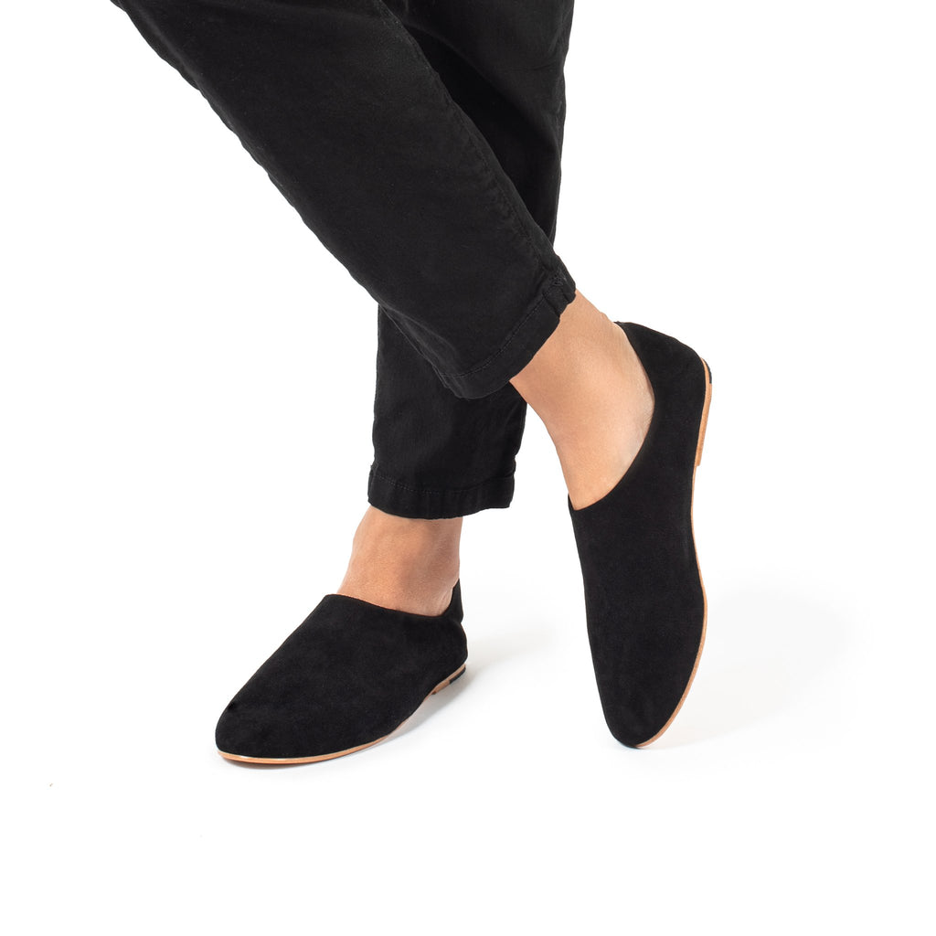 https://cdn.shopify.com/s/files/1/1569/8067/files/kira-suede_black_walking_1-1.mp4?31351